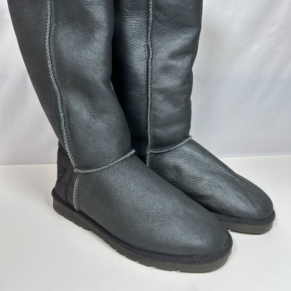 Overland Women’s Size 8 Gray Metallic Sheepskin boots.